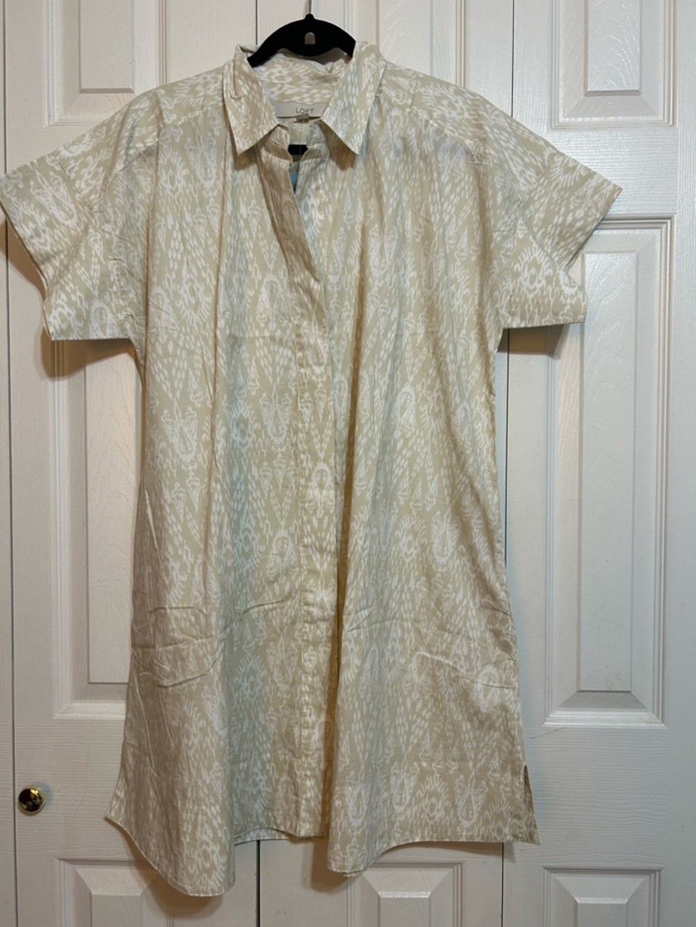 NWT  Loft Short-Sleeve Patterned Button dress Light Beige